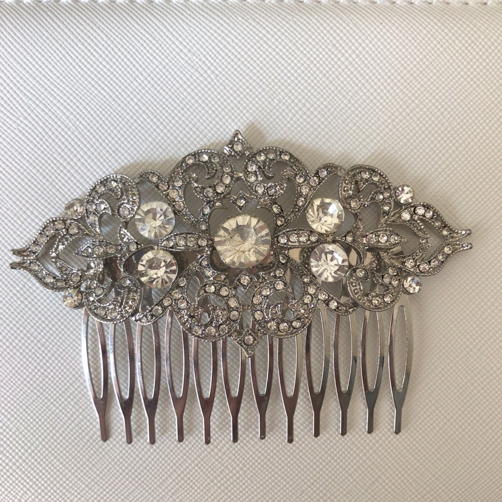 Bridal hair accessory with rhinestones